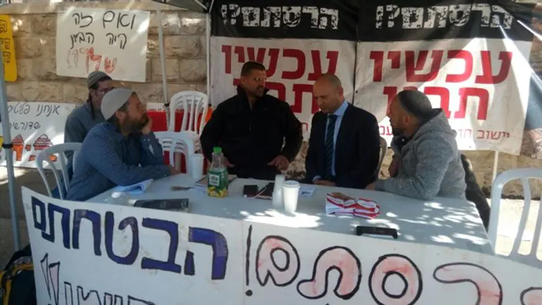 Bennett visits hunger strikers