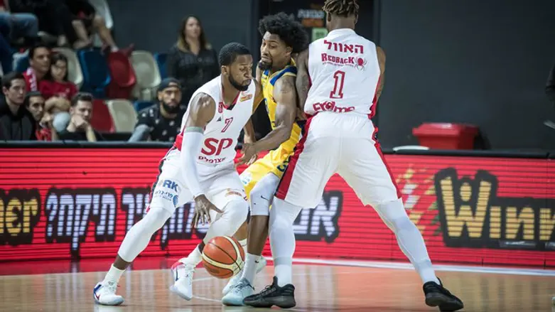 טאקר מול שחקן מאשדוד. נפצע ונלקח לבית חוילם