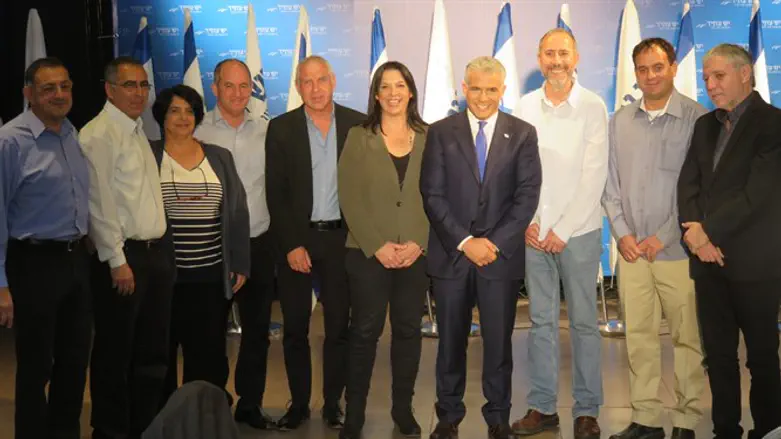 לפיד וראשי המועצות במסיבת העיתונאים