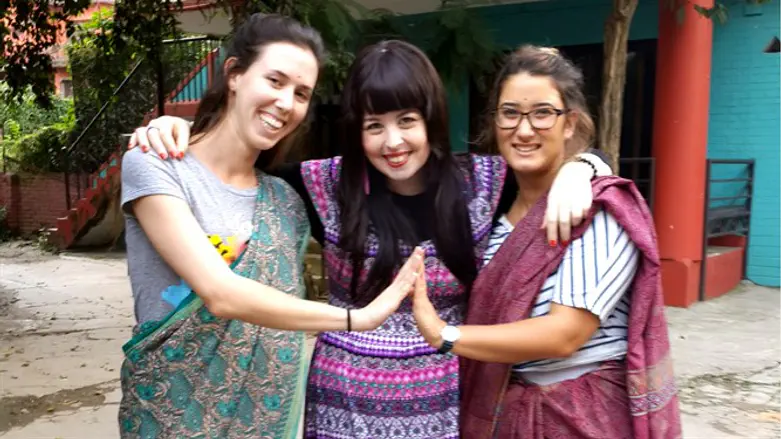 חני ומטיילות