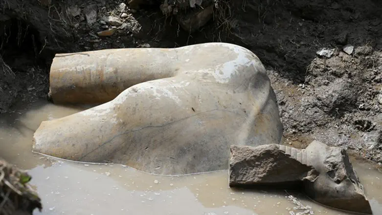 הוצאת הפסל ממי התהום