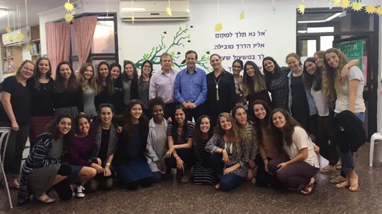 יצחק ומיכל הרצוג בביקור ב''צהלי''