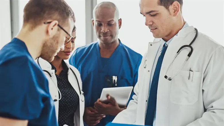 Doctors confer (Illustration)