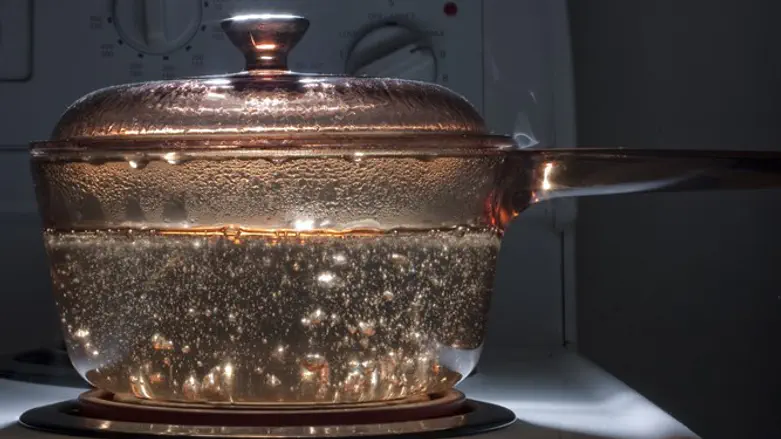 Pot boiling liquid (Illustration)