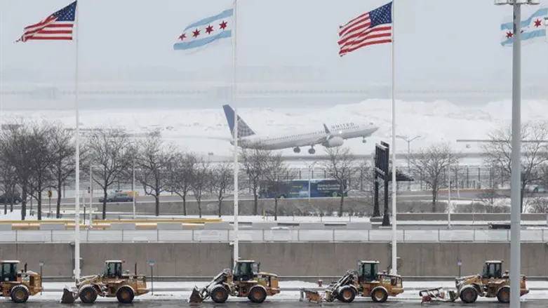 Plane takes off in snow, Chicago
