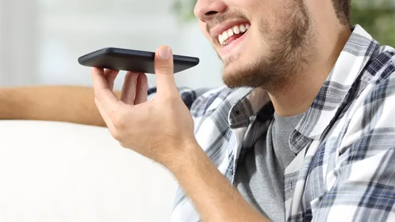 Разговор по телефону (иллюстрация)