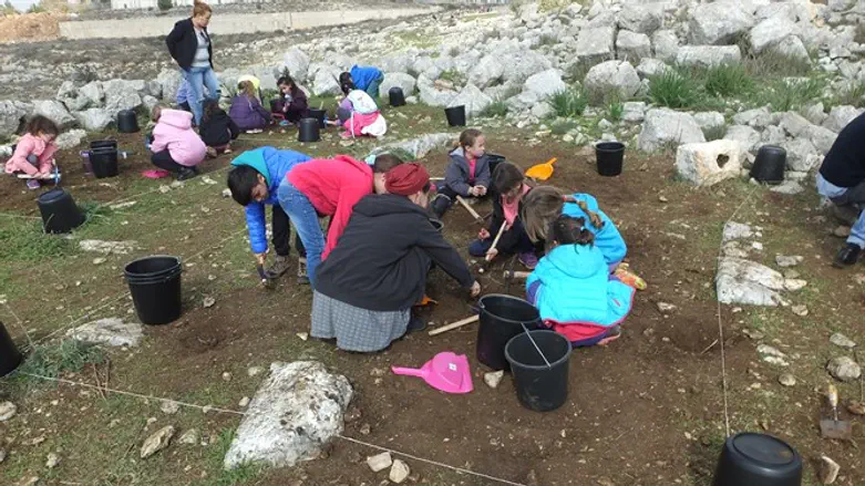 התלמידים חופרים