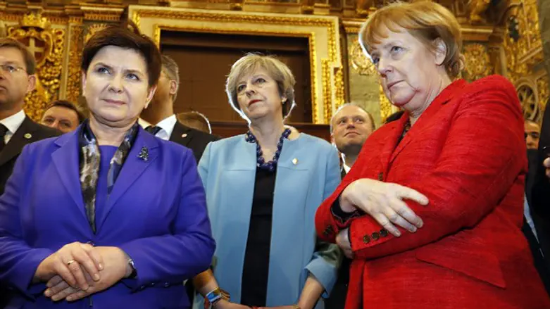 Polish PM Szydlo (L), UK PM May (C), Chancellor Merkel (R), 