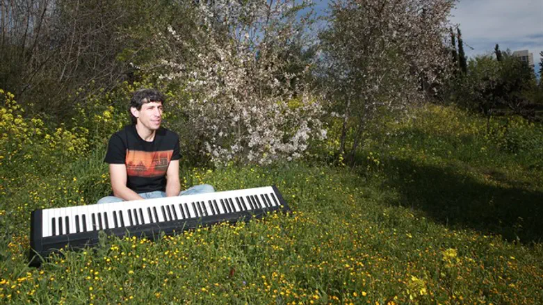 "דווקא מהמקומות הקשים אפשר ליצור הרבה אמונה והרבה שמחה". אביגדור גביש