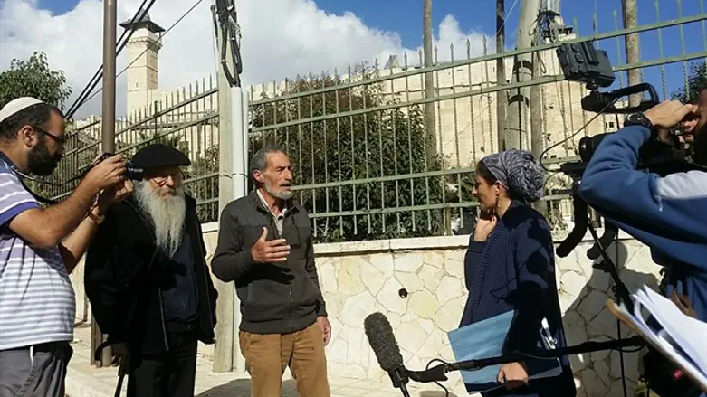 זורק למציאות אחרת. חזני ואביה בצילומי הסרט