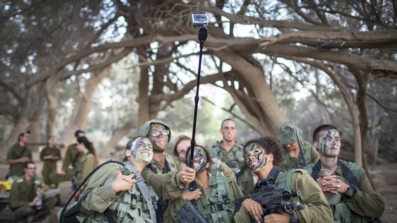 לוחמים ולוחמות עושים סלפי