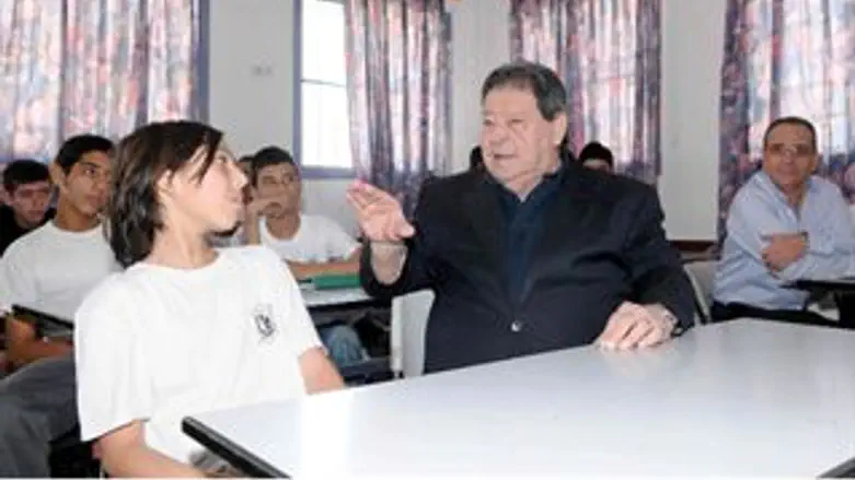 השר בן אליעזר עם התלמידים