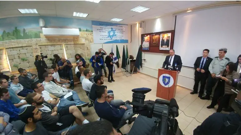 Avigdor Liberman visiting tank soldiers