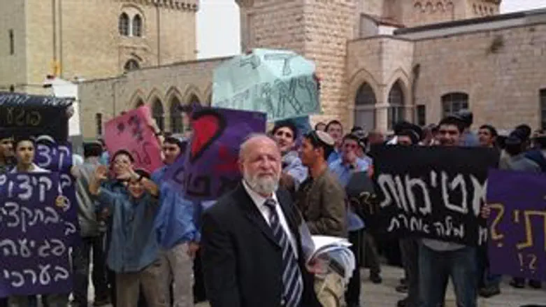 הגיעו מים עד נפש