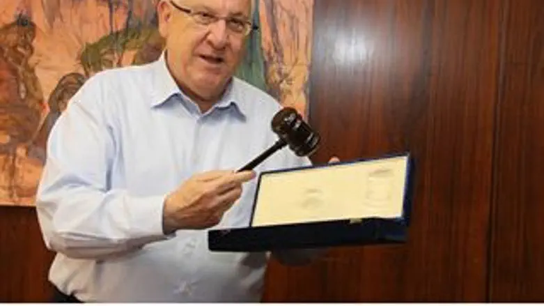 ריבלין ובידו הפטיש ההיסטורי