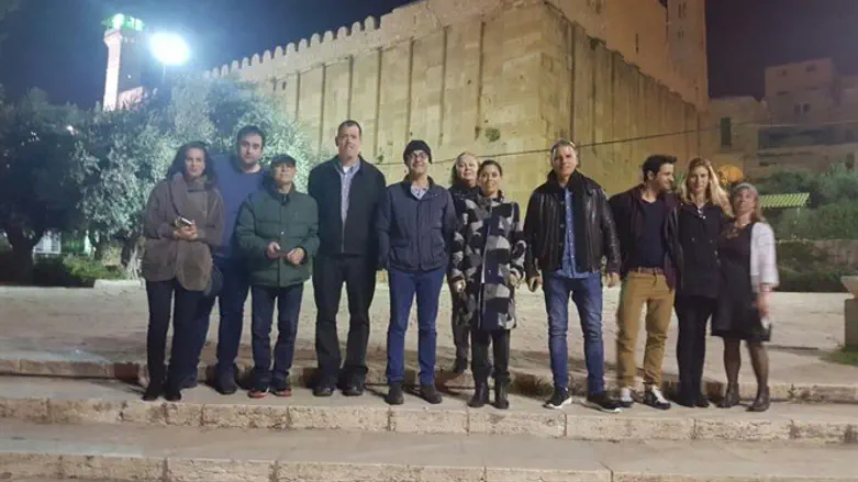 שחקני הבימה במערת המכפלה