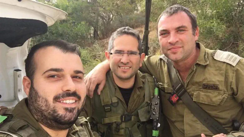 סרן אלחנן ברזנר מימין