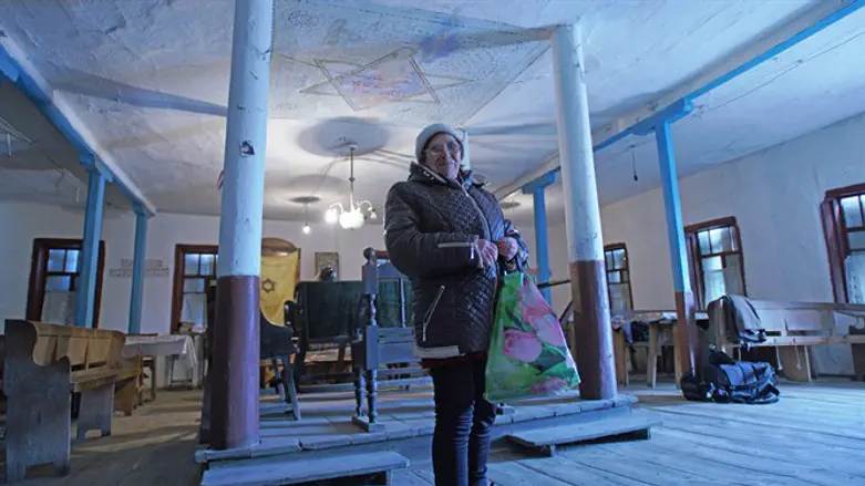 Bronia Feldman visiting the synagogue of Bershad