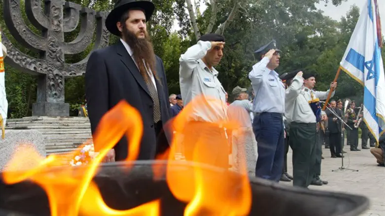 אנדרטת "המנורה" בבאבי יאר
