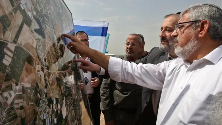 Министр Арье Дери во время поездки