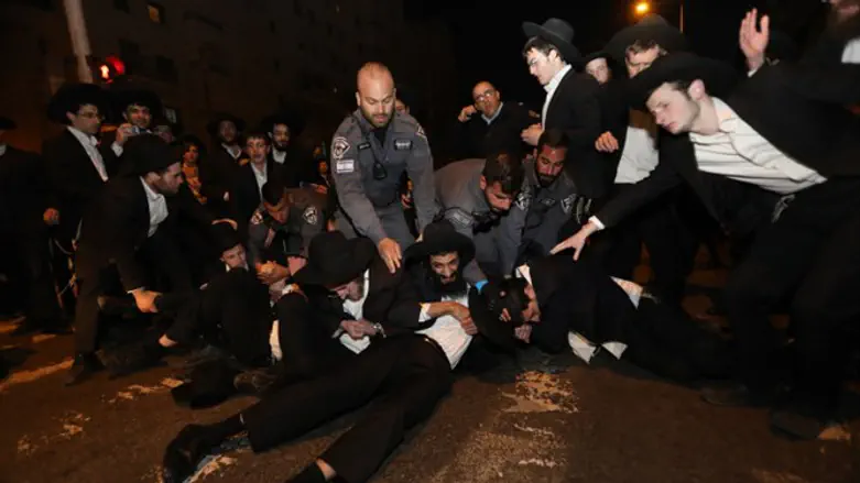 Haredi demonstrators in Jerusalem protest draft law