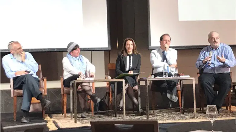 הרב דוד סתיו, הרבנית מלכה פיוטרקובסקי, עו"ד אפרת רוזנבלט, רז נזרי והשופט צבי ויצמן