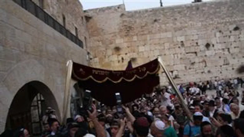 הכנסת ספר התורה