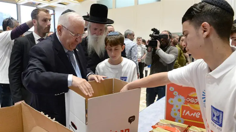 ריבלין אורז חבילות מזון עם המתנדבים