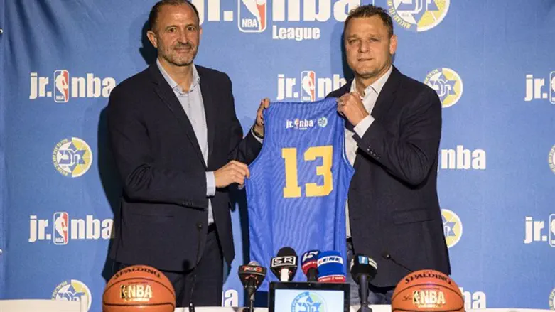 אלי דריקס (מימין)