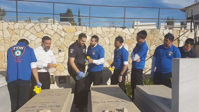 מתנדבי אל"ון והרב אבי זרקי עוסקים בניקוי הקברים