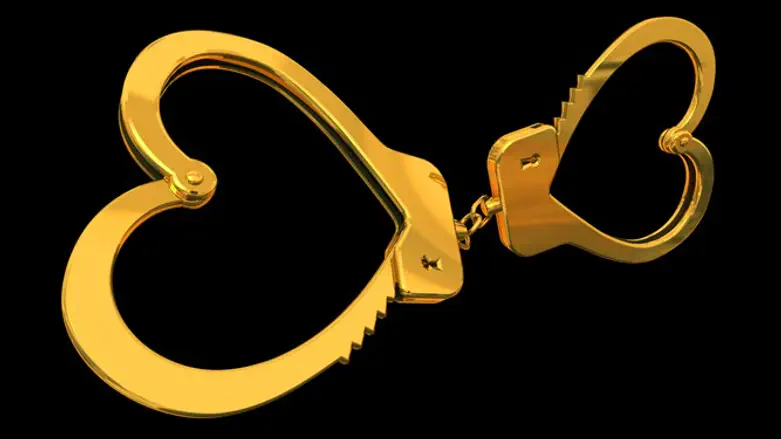 Heart handcuffs (Thinkstock) נישואין נישואים חתונה אהבה גירושין גירושים