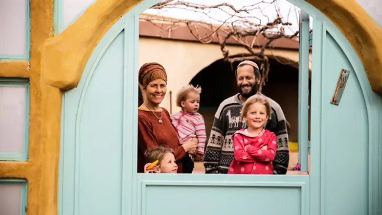 "תמיד היינו אנשים שורשיים שאוהבים את השטח והאתגר". אייל ואביגיל הירשפלד וילדיהם בבית בעזוז