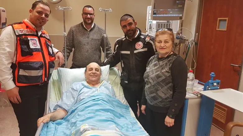 קולטניוק עם הצוות שהציל את חייו