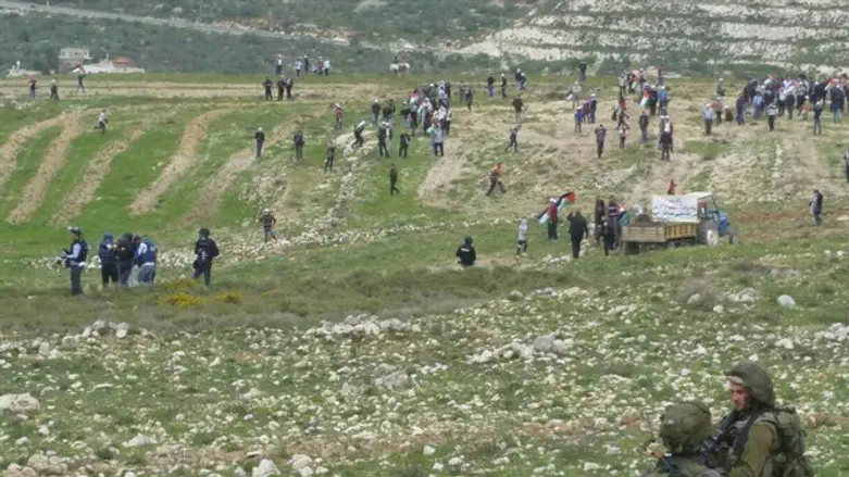 Arab demonstrators march on Yitzhar
