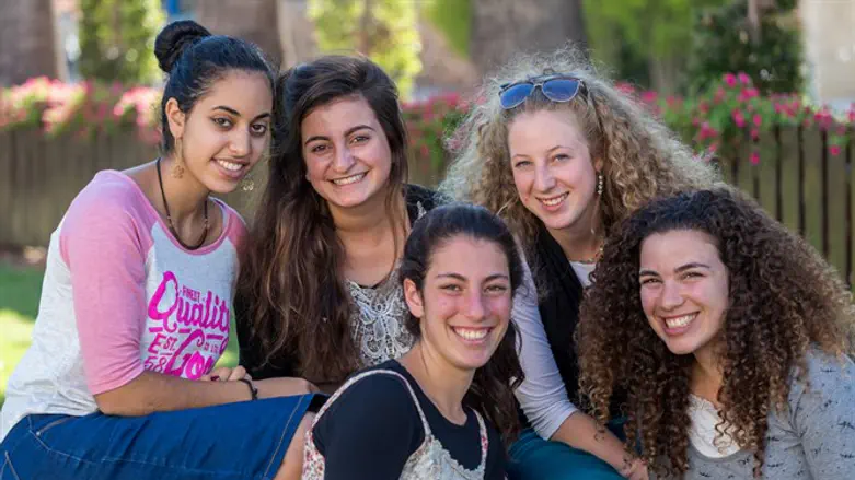 "הציבור הדתי מבין את התרומה המשמעותית של הבנות בש"ל". בנות ש"ל