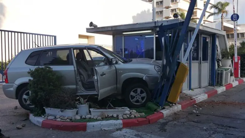 На месте происшествия в Холоне