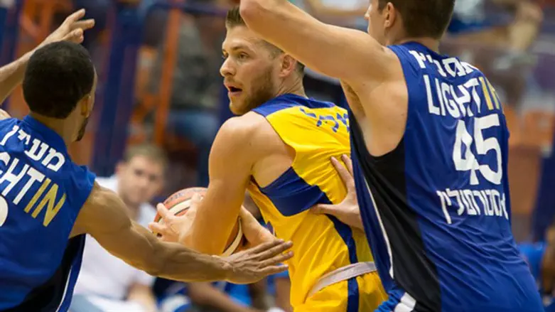 גל מקל מול הרצליה, הערב