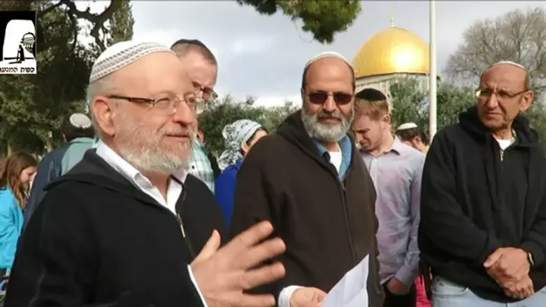 הרב ברונר בעלייתו להר