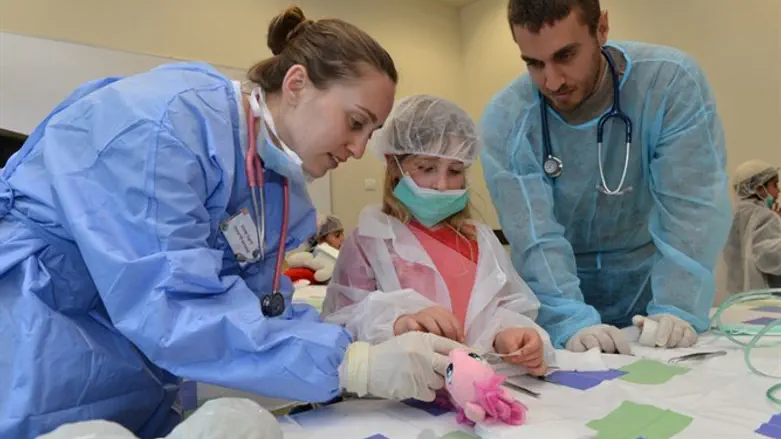 מטפלים בבובה