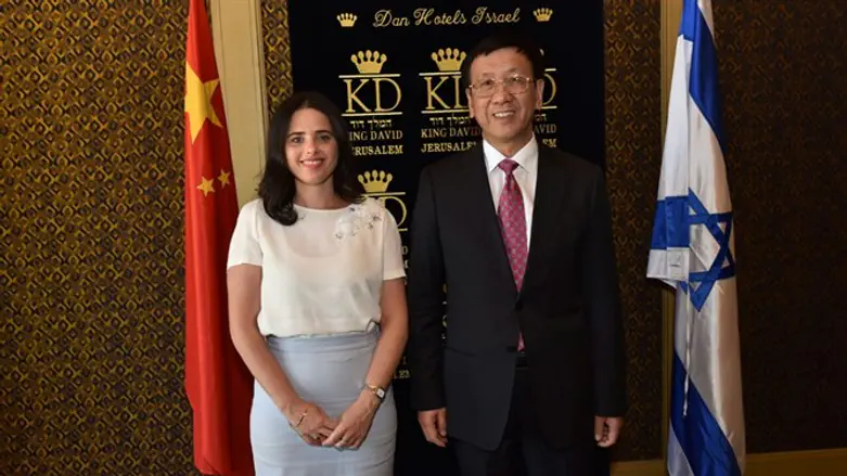 צ׳או יינמינג ואיילת שקד, הבוקר