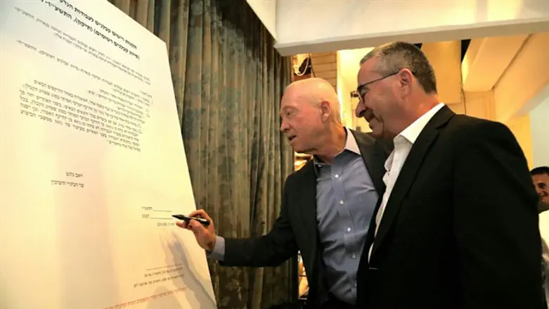 גלנט חותם על התקנות