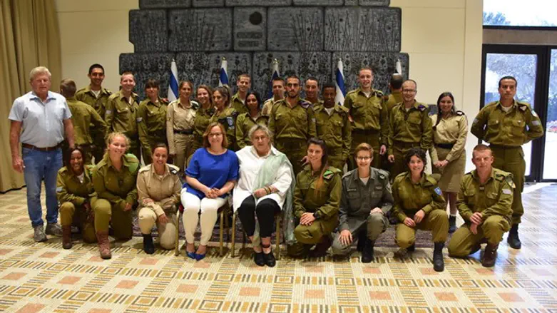 החיילים הבודדים בבית הנשיא