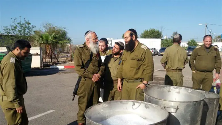 הרב קרים צופה מקרוב במלאכת ההכשרה