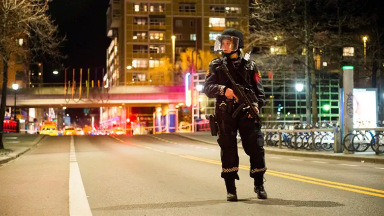 Police block area in central Oslo