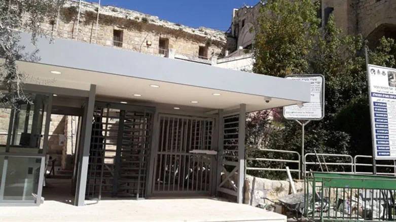 מבנה הבידוק בכניסה למערת המכפלה