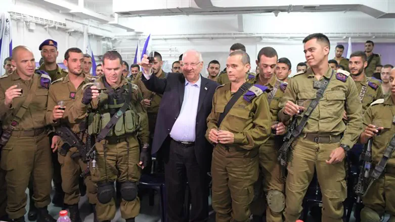 ריבלין מרים כוסית עם החיילים