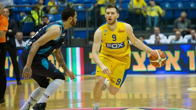 גל מקל. לבד בעמדת הרכז, הערב