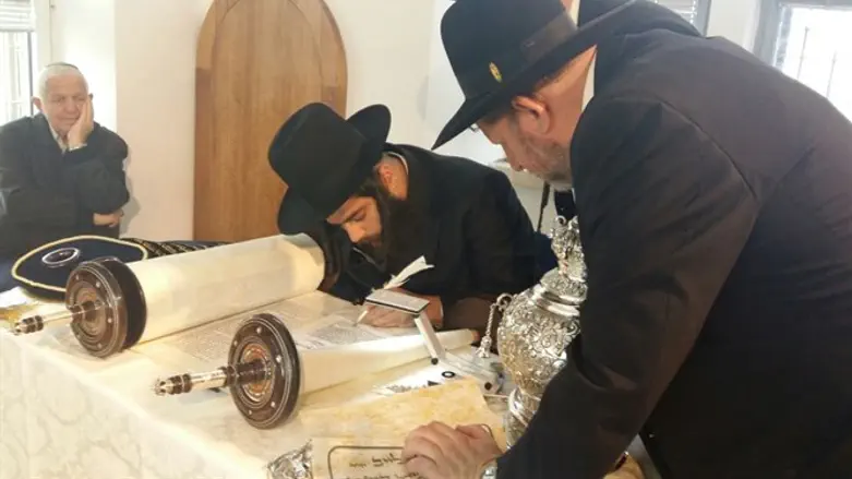 פרוש כותב אות בספר התורה