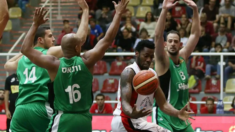 שחקני חיפה. כמעט והרימו ידיים מול הגלבוע