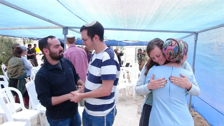 Палатка памяти Эльхая Тахарлева (הי"ד)